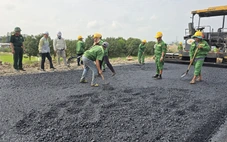 Đổ bê tông nhựa điểm đầu cao tốc ở An Giang chào mừng Đại hội XIV của Đảng