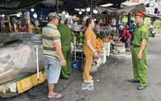 Xử lý vi phạm vỉa hè, lòng đường trước chợ Bà Chiểu, giao thông trở nên thông thoáng