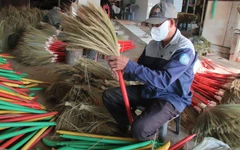 Làng nghề chổi đót Chiêm Sơn hối hả chạy đua đơn hàng cuối năm