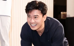 Quốc Trường cùng nghệ sĩ dừng tập Táo xuân, vẫy cờ mừng đội tuyển Việt Nam chiến thắng