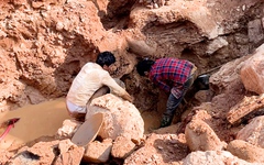 Người dân đào hàm ếch dưới chân quốc lộ để đãi vàng gây lo ngại sạt lở