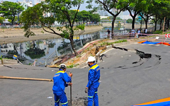 Xuất hiện hố sụt lớn ven kênh Tàu Hủ, TP.HCM