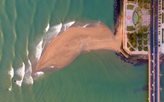 Flycam cồn cát có hình thù như cá heo khổng lồ hướng ra biển ở Nha Trang