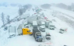 Bão tuyết khiến hơn 100 xe tông liên hoàn trên cao tốc liên bang ở Mỹ