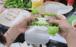 Du khách say mê thưởng thức ẩm thực giữa lòng thành phố Đà Nẵng