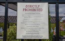 Mặc quần ống rộng, đeo balô… không được vào nhà hàng!