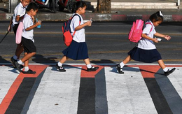 Học sinh Thái Lan làm vạch kẻ đường 3D giúp người đi bộ an toàn