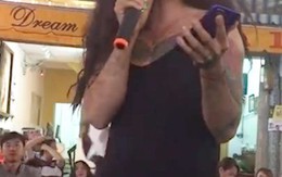 Cả phố Bùi Viện ồ lên khi nghe người đàn ông hát "Bụi bay vào mắt" giống Phạm Quỳnh Anh