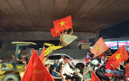 Những pha ăn mừng "bá đạo" của CĐV khi thầy trò Park Hang-seo vô địch SEA Games