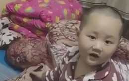 Cậu bé vẽ nguệch ngoạc khắp người ba đang ngủ