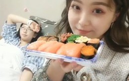 Cầm đồ ăn vào viện trêu bạn ốm