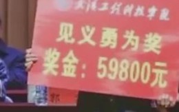 Chàng sinh viên cứu bé gái mắc kẹt ở thang cuốn