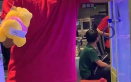 Chàng nhân viên trông quầy thú bông dại gái