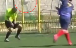 Trọng tài ghi bàn bằng đầu bất đắc dĩ