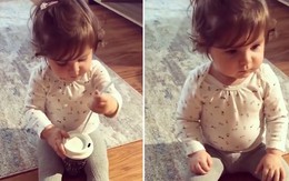 Em bé tức giận vì không ghim được ống hút vào ly