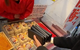 Nhóm bạn cùng đi ăn nhưng nhờ người bán chọn ví để trả tiền