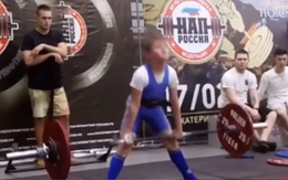 Cậu bé 11 tuổi nâng tạ hơn 100kg