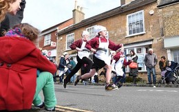 Người phụ nữ chiến thắng cuộc đua vừa chạy vừa trở bánh hơn 500 năm lịch sử!