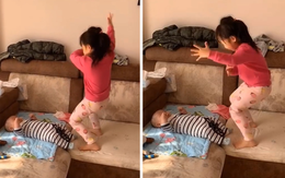 Bé gái với 'vũ điệu trông em'