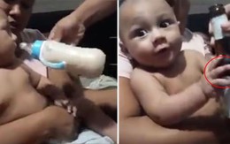 Em bé chê sữa, tròn xoe mắt thích thú khi nhìn thấy bia
