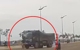 Tài xế xe ben phanh xe, xoay đầu 180 độ tránh người đi xe đạp qua đường ẩu