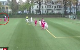 Phối hợp đá phạt ghi bàn nhào lộn theo phong cách 'Đội bóng thiếu lâm'