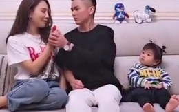 Bé gái hờn dỗi khi bị bố mẹ troll giành đồ ăn