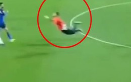 Thủ môn phản lưới nhà trong tư thế 'thiên nga'