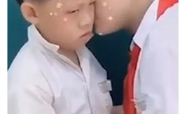 Hai học sinh đánh nhau bị cô giáo phạt thơm má giải hòa