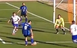 Pha bỏ lỡ không tưởng: Đối diện khung thành trống 1 m vẫn sút bóng lên trời