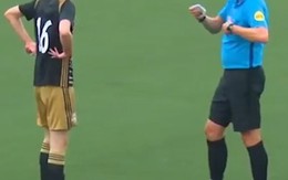 Trọng tài giả vờ rút thẻ vàng đánh lừa cầu thủ