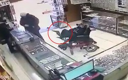 Ngồi xe lăn, dùng chân cầm súng giả đi cướp tiệm vàng, bị ngó lơ