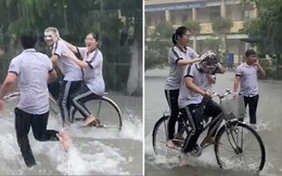 Học sinh rủ nhau tắm, gội đầu trong cơn mưa