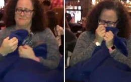 Người mẹ bật khóc khi nhận món quà đặc biệt từ người thân