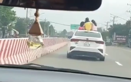 Đau tim với hình ảnh cho con ngồi trên nóc xe ô tô giữa Quốc lộ 13