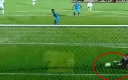 Thủ môn 'nằm yên' để bóng bật lưng vào lưới