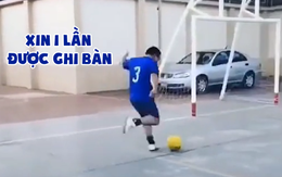 'Cười ra nước mắt' với người đàn ông dùng đủ mọi cách cũng không thể đá bóng vào lưới