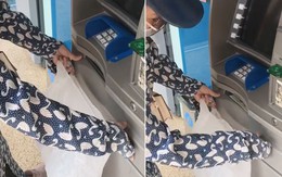 Cô gái mang cả túi ni-lông đến cây ATM để đựng tiền lương và cái kết 'quặn lòng'