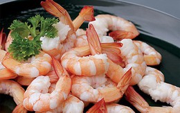 Bóc tôm cho bạn thân xơi, 'quẳng' người yêu qua một bên, trai khờ còn hỏi 'Em sao thế?'