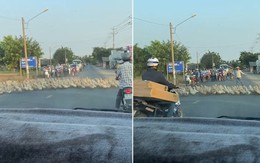 Thích thú với hình ảnh người dân đứng chờ để hàng trăm chú vịt băng qua đường
