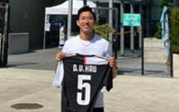 Đoàn Văn Hậu khoe áo CLB Juventus ghi D.V.Hau với số 5