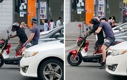 Trầm trồ chú chó 'chở' cậu chủ đi dạo bằng... xe máy