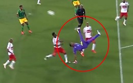 Thủ môn khiến đối thủ 'cay cú' vì ghi bàn vào phút bù giờ cuối cùng với siêu phẩm 'lá vàng rơi'