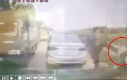 Tài xế taxi định 'đi đường quyền' với phụ nữ sau va chạm