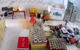 Ai hiểu cho nỗi đau này: Chàng trai trượt té làm đổ hai xô trà sữa