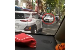 Mercedes chạy kiểu ngược đời bị tài xế ôtô ép đi đúng luật