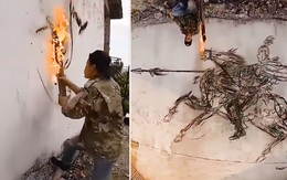 Chàng trai cầm cây củi cháy vẽ tranh như 'đi đường quyền'