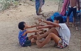 Tuổi thơ dữ dội: Bé trai lầy lội lấy đà 100m khi chơi 'trồng nụ trồng hoa'