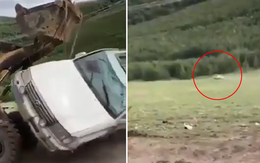 Ôtô lật vừa được giải cứu thì trôi vào lùm cây