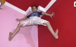 Cậu bé tay không bám tường leo lên trần nhà như Người Nhện